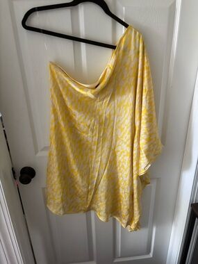 VICI Yellow and White Abstract One-Shoulder Top-never worn
